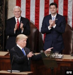 Trump, acompañado por el vicepresidente Mike Pence (i) y el presidente de la Cámara de Representantes Paul Ryan (d).