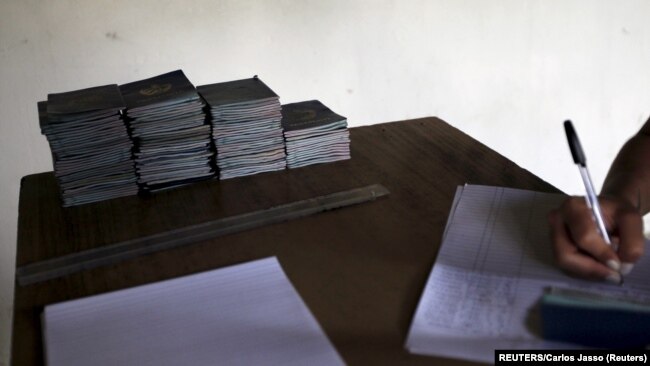 Pasaportes cubanos. (REUTERS/Carlos Jasso)
