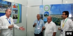 Rodrigo Malmierca (i), conversa con el superintendente de la Compañía de Obras de Infraestructura (COI) de Brasil, Ricardo Boleira (d) y el director de la empresa azucarera cubana de Cienfuegos, Pedro Pérez (c d).