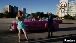 Turistas alemanes se toman fotos este 5 de enero, en la Plaza de la Revolución, en la Habana. REUTERS/Alexandre Meneghini