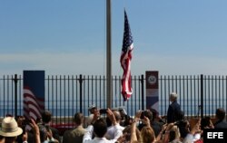 El secretario de Estado, John Kerry, asiste a la ceremonia de izado de la bandera estadounidense en la embajada en La Habana (14 de agosto, 2015).
