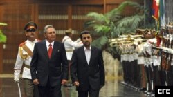 Los gobernantes Raúl Castro y Mahmud Ahmadineyad son buenos aliados.