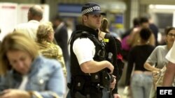 Archivo. Policía británico armado vigila la estación de Waterloo, en el centro de Londres, Gran Bretaña, en julio de 2005.