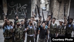 Varios miembros del ejército rebelde mostrando sus armas y gritando consignas en contra del régimen del presidente sirio, Bachar al Asad en la ciudad de Alepo, Siria. 