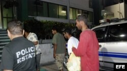 Cubanos entran a una oficina del Instituto Nacional de Migración, estado mexicano de Quintana Roo.