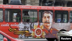 Archivo - Un autobús con el retrato de Stalin en San Petersburgo. 