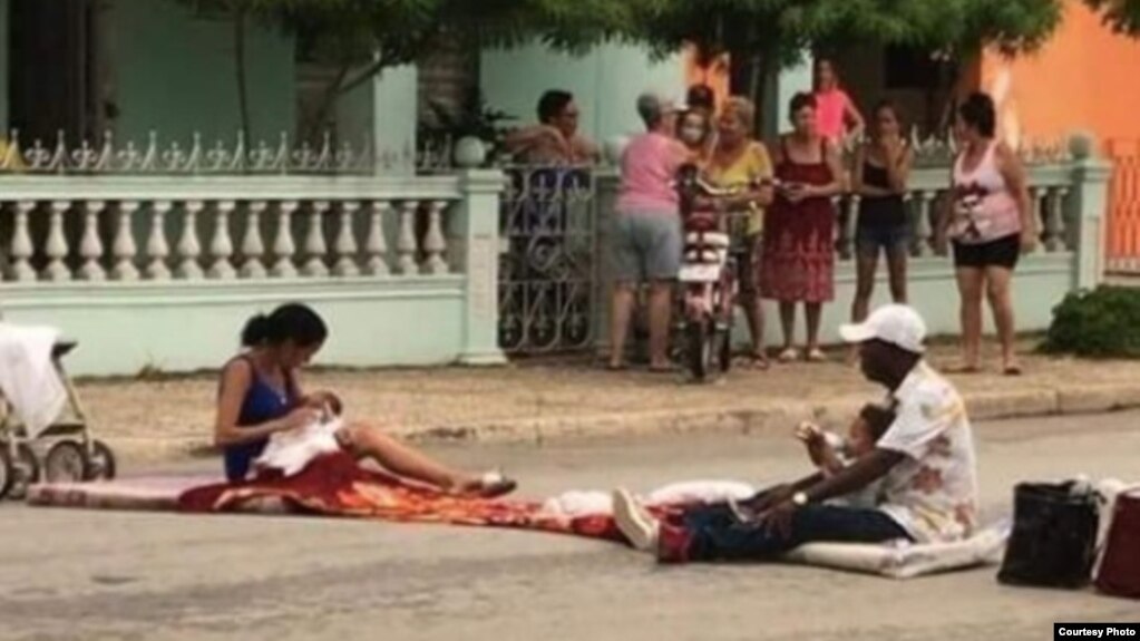 Familia protesta en Morón. (Tomado de Facebook Cubanos Libres)