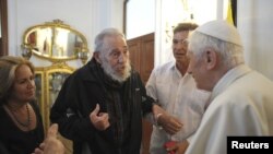 El Papa junto a Fidel Castro.