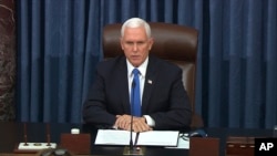 Vicepresidente Mike Pence durante la sesión del Senado del 6 de enero 2021.