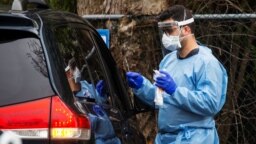 Un trabajador de la salud toma muestras de una persona para un examen de coronavirus, en Riverside Medical Goup, en Secaucus, Nueva Jersey, el 18 de marzo del 2020.