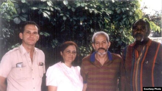 Los autores de La Patria es de Todos en 1997: de izquierda a derecha René Gómez Manzano, Martha Beatriz Roque, Vladimiro Roca y Felix Boinne Carcassés.
