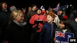 Varias personas se congregaron para celebrar el lunes 11 de marzo de 2013, en Puerto Standley (Malvinas), tras conocer el resultado del referendo celebrado del 10 y el 11 de marzo, en el que casi un 100 % de los malvinenses que votaron apoyó que el archip