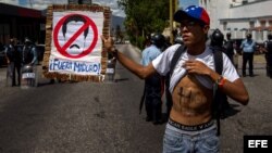 Un manifestante exige la realización de un referendo para revocar a Nicolás Maduro. (Archivo EFE)