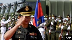 El general Hun Manet en ceremonia de entrega de autos al ejército.