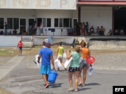 Cubanos se movilizan hacia un albergue en la zona fronteriza de Panamá y Costa Rica, donde unos 1.700 se han aglomerado desde que Costa Rica suspendió la expedición de visas de tránsito para los isleños (29 de marzo, 2016).