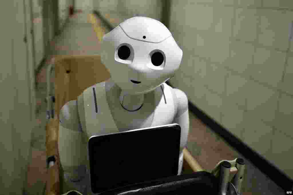 Pepper por el metro de Tokio.