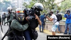 Acción de la policía contra periodistas en Venezuela. (Reuters). 