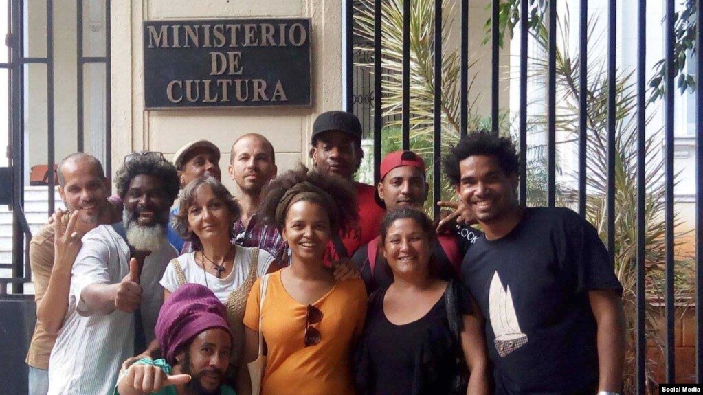 Artistas cubanos convocan en las redes sociales a una sentada pacÃ­fica frente al Ministerio de Cultura contra el Decreto 349. 
