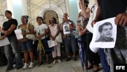 Grupo de opositores del Movimiento Cristiano Liberación (MCL) asiste a misa en homenaje a los activistas fallecidos Oswaldo Payá y Harold Cepero en el Cementerio Colón en La Habana (Cuba). 