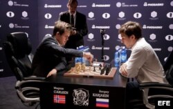 Carlsen (i) y Karjakin en el desempate.