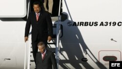 ARCHIVO. El presidente de Venezuela, Hugo Chávez, baja de su avión presidencial.