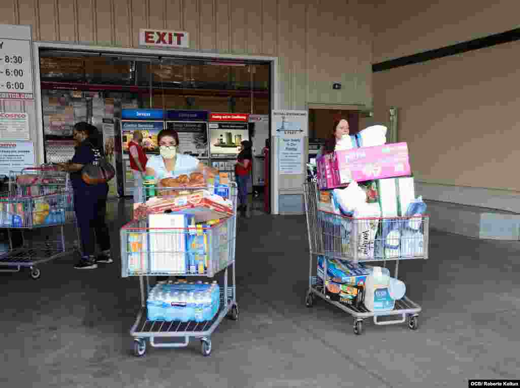 Residentes del Sur de la Florida salen a realizar sus compras de primera necesidad.