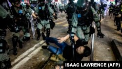 Agentes de la policía detienen a un manifestante el 1ro de enero de 2020 en Hong Kong (Foto: Isaac Lawrence/AFP).