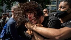 Agentes de la policía política detienen a un manifestante, el 11 de julio, en La Habana. ((AP/Ramón Espinosa)