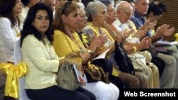 Familiares de los espías cubanos usan cintas y colores amarillos en la jornada que iniciaron este 12 de septiembre