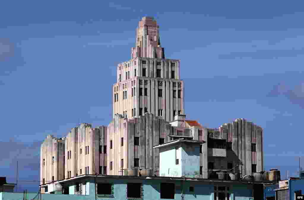 La Habana (Cuba), del edificio López Serrano, uno de los exponentes del Art Deco en la capital cubana, donde esta tarde se inaugura el 12 Congreso Mundial Art Deco que sesionará hasta el próximo día 18 de marzo. EFE/Alejandro Ernesto