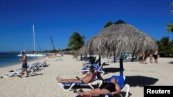 Turistas toman el sol en un resort de la playa Ancón, en Trinidad, Cuba.