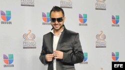 El cantante puertorriqueño Tony Dize posa a su llegada a los Premios Lo Nuestro 2011.