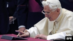 El papa Benedicto XVI publica por primera vez en Twitter al finalizar la audiencia general de los miércoles en el Aula Pablo VI en Ciudad del Vaticano el miércoles 12 de diciembre de 2012.