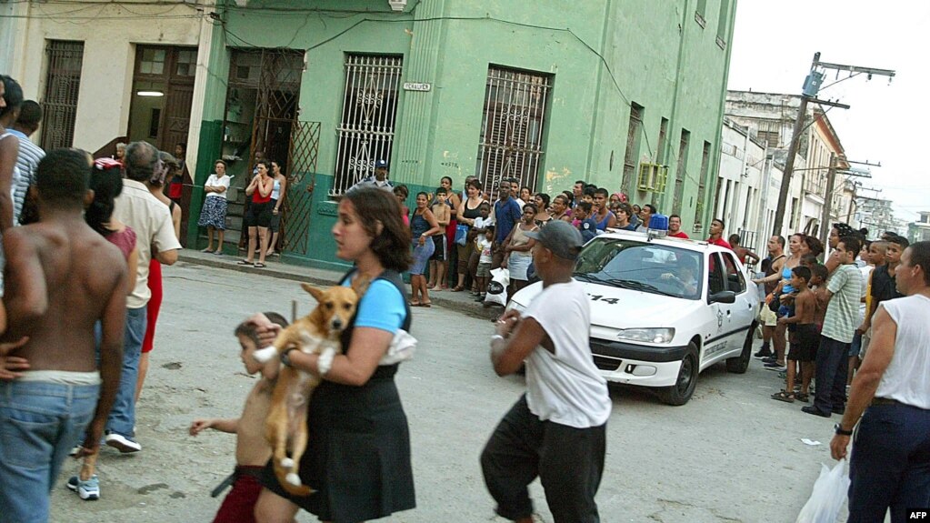 El arresto de Raúl Rivero, el 20 marzo de 2003 en Habana. 