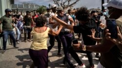 La policía detiene a un manifestante antigubernamental el domingo 11 de julio de 2021 durante una protesta en La Habana. (AP Foto/Ramón Espinosa)