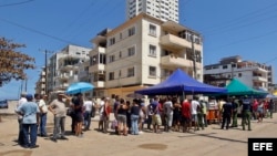 Personas hacen fila para comprar alimentos tras el paso del huracán Irma, hoy jueves, 14 de septiembre de 2017, en La Habana (Cuba).