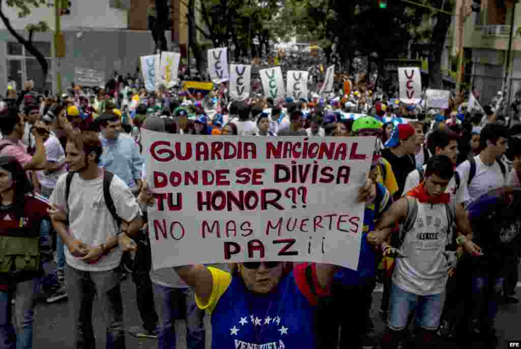 Estudiantes opositores se enfrentaron con la policía cuando intentaban marchar por el centro de Caracas, desafiando una prohibición gubernamental en medio de la ola de protestas que vive Venezuela desde hace más de un mes.
