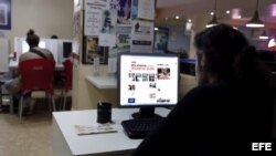 Un hombre navega por Internet en un cibercafé en Estambul (Turquía).