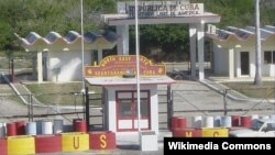 Punto fronterizo en la Bahía de Guantánamo, al frente, territorio de la Base Naval de EEUU; al fondo, la garita de control de Cuba. ( Foto: RUSMCUSA)