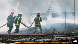 Bomberos apagan el incendio de grandes proporciones en una instalación de almacenamiento de petróleo en Matanzas, el 9 de agosto. (Yamil Lage, Pool Foto, vía AP)