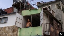 Un hombre mira por la ventana durante un apagón matutino en Regla, La Habana, el lunes 1 de agosto de 2022. (Foto AP/Ramón Espinosa)
