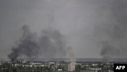 Humo y polvo sucio en el cielo de la ciudad de Severodonetsk, en el Donbas, Ucrania, castigada por los bombardeos rusos.