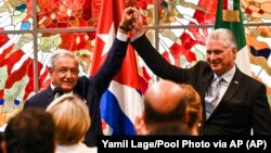 Andrés Manuel López Obrador y Miguel Díaz-Canel el 8 de mayo de 2022, en La Habana, durante el viaje oficial en que se acordó la contratación de médicos cubanos. (Yamil Lage/AP).