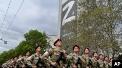Soldados rusos marchan el 5 de mayo de 2022, en Sebastopol, Crimea. (AP Foto).