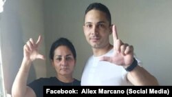 El preso político, Angel Jesús Véliz Marcano, y su madre, Ailex Marcano. 
