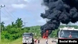 Accidente en la zona de Canasí, en la que un un camión rígido cisterna matrícula B231121, de TRANSCUPET, que transportaba nafta solvente de uso industrial, se volcó. (Foto: Facebook/Radio26)
