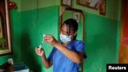 Una enfermera prepara una dosis de la vacuna Sinopharm contra la enfermedad por coronavirus (COVID-19), en Caracas, Venezuela. (Reuters / Leonardo Fernández Viloria).