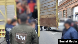 Oficiales del INM y la policía mexicana rescaparon a un total de 116 migrantes que viajaban en un camión en el estado de Puebla, la mayoría cubanos. (Foto INM/Twitter)