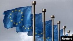La bandera de la UE ondea en la sede de la Comisión Europea, el brazo ejecutivo de la Unión, en Bruselas.