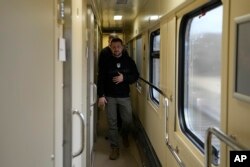 El presidente de Ucrania, Volodymyr Zelenskyy, camina por el pasillo del tren camino de la región de Sumy a Kiev, Ucrania, el martes 28 de marzo de 2023. (AP/Efrem Lukatsky)